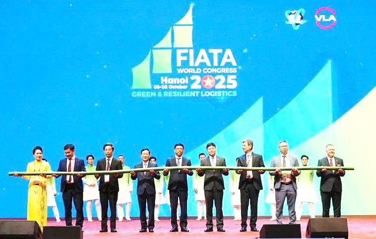 Thủ tướng Chính phủ Phạm Minh Chính và các đại biểu chụp ảnh lưu niệm tại Cụm gian hàng TP Đà Nẵng
ở Triển lãm FIATA World Congress - 2025.