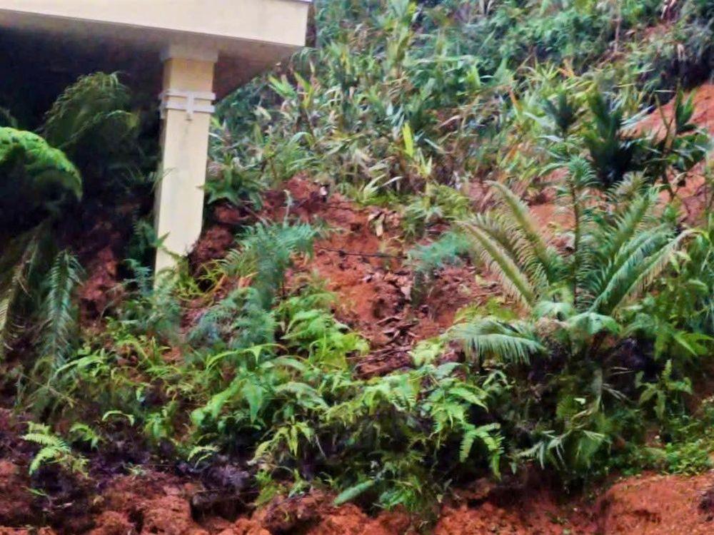 Ngôi nhà UBND xã Hùng Sơn đã nghiêng trụ cột, nứt gãy nghiêm trọng