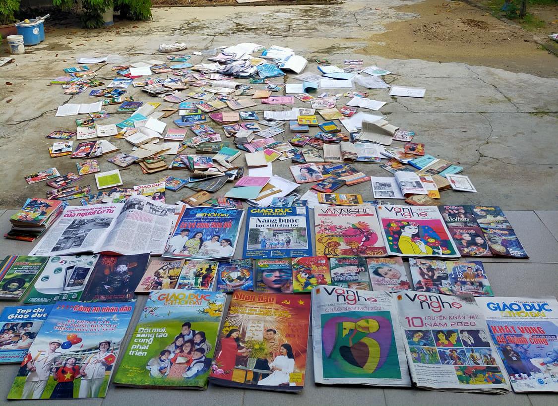 Phơi sách sau lũ.