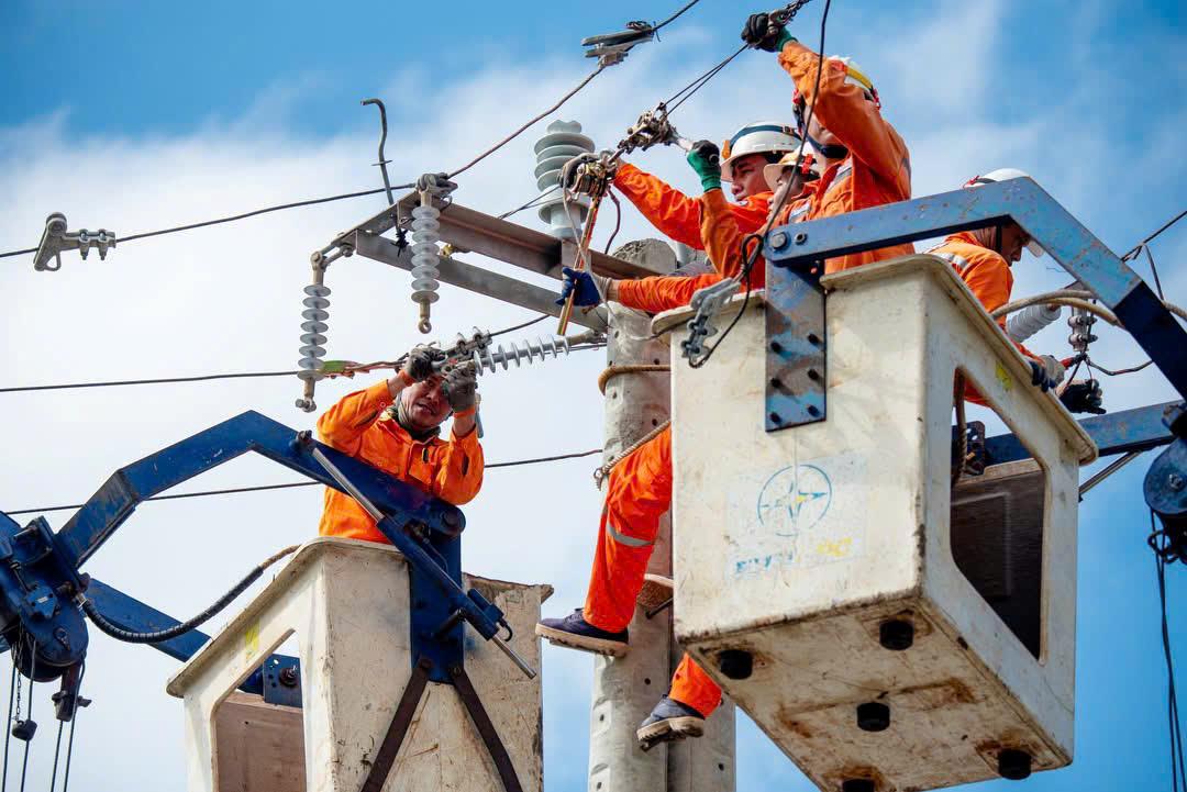 Nhân viên EVNCPC nỗ lực khắc phục sự cố lưới điện do bão số 13 gây ra.