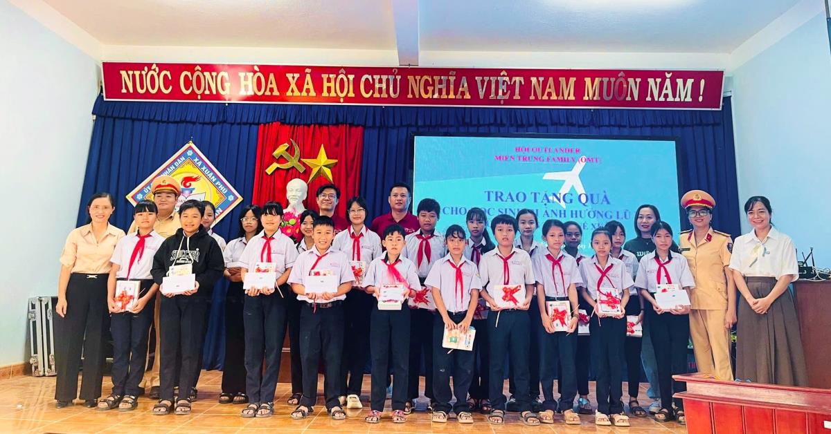 Hai đơn vị trao 40 suất quà cho học sinh.