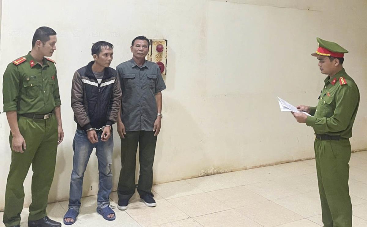 Cơ quan Công an khởi tố, bắt tạm giam Đặng Minh Tương (đứng giữa).