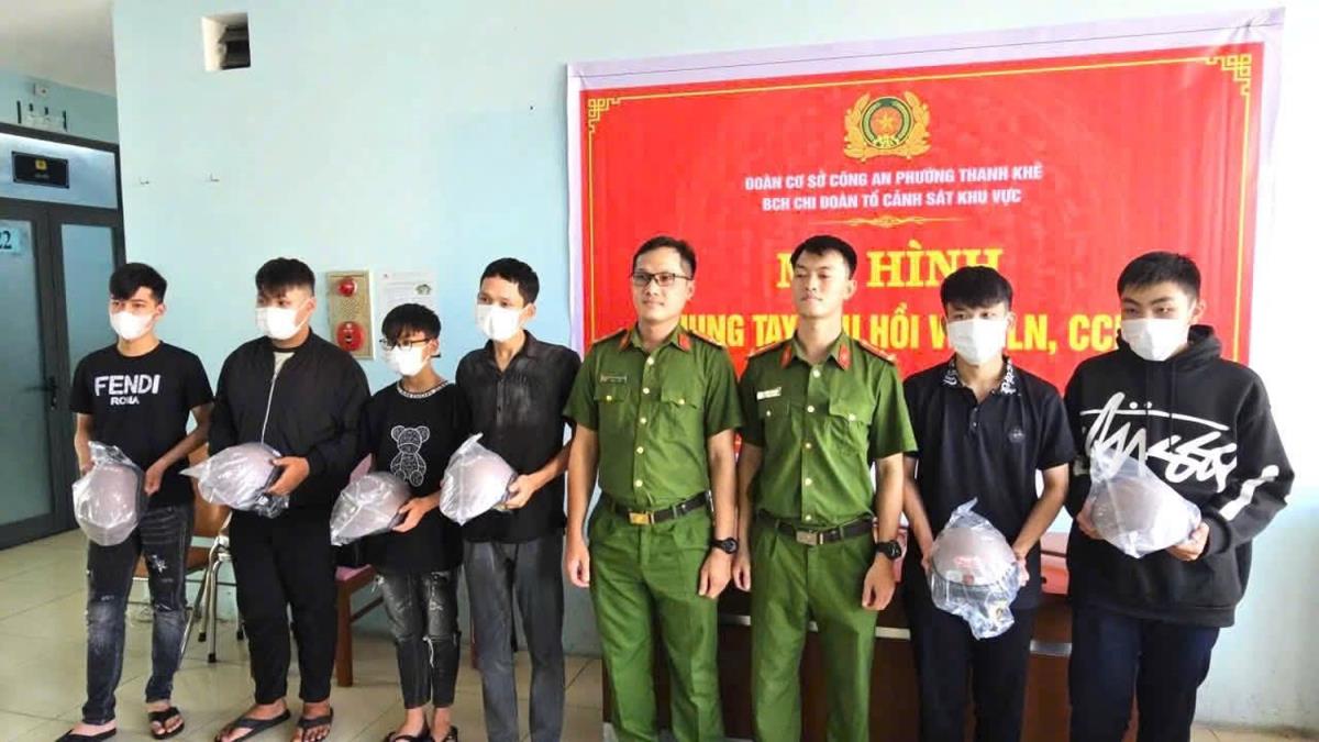 Công an phường Thanh Khê trao tặng mũ bảo hiểm cho thanh thiếu niên giao nộp hung khí.
