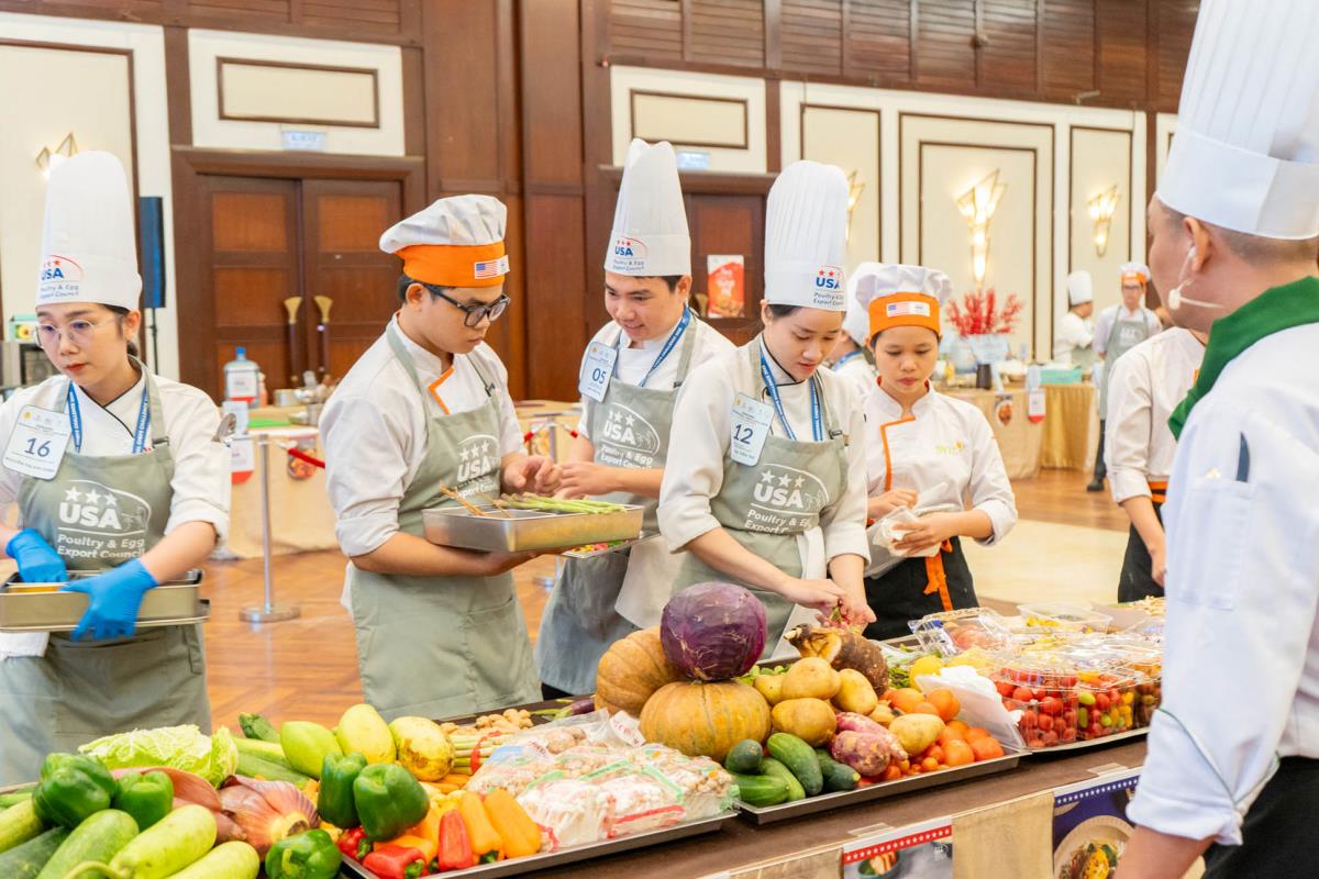 Các đầu bếp tham gia tranh tài, quảng bá những nét đặc sắc của ẩm thực Việt Nam tại cuộc thi.