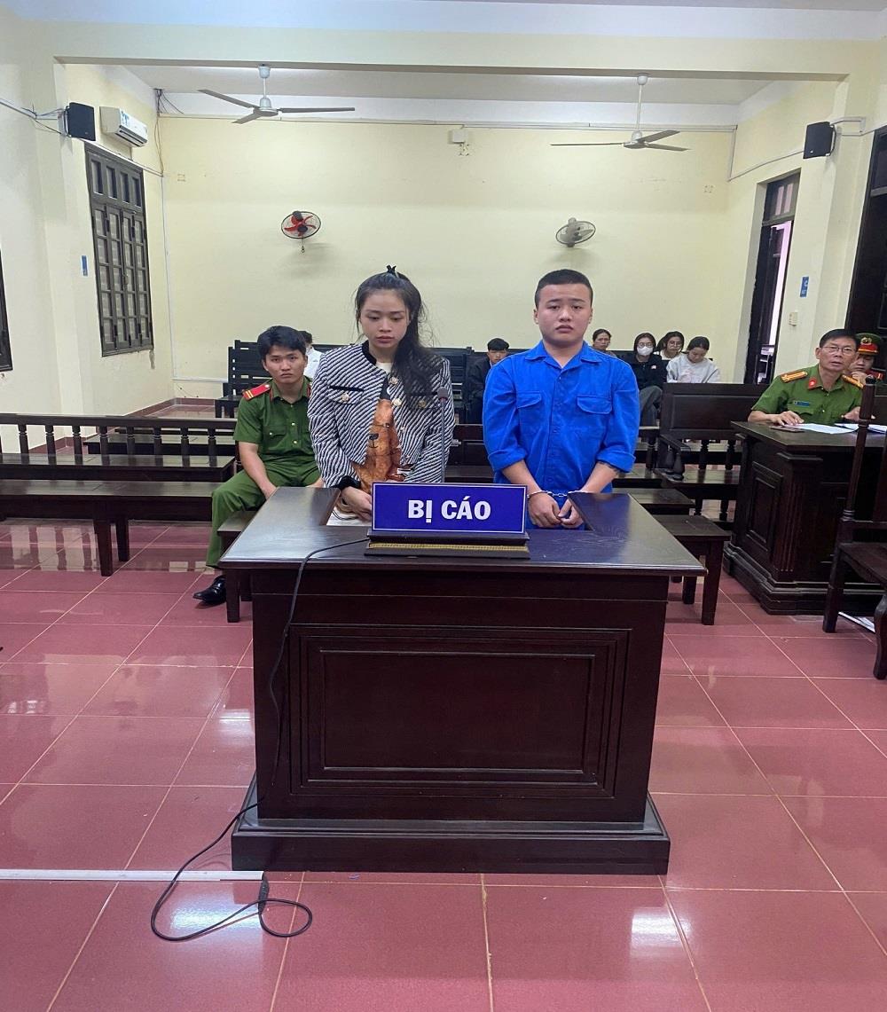 Hai bị cáo Loan Thị Quỳnh Trang và Nguyễn Văn Phát tại phiên tòa sơ thẩm.