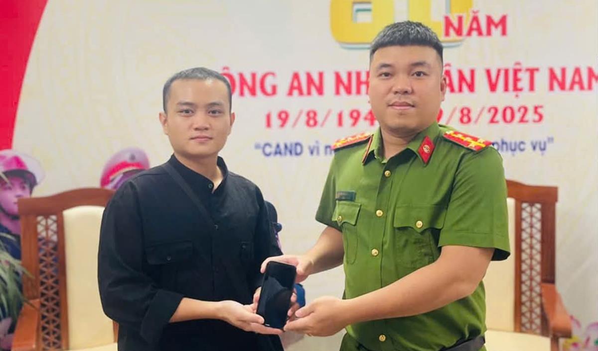 Công an phường An Khê trao trả tài sản cho anh Đàm Anh Huy.