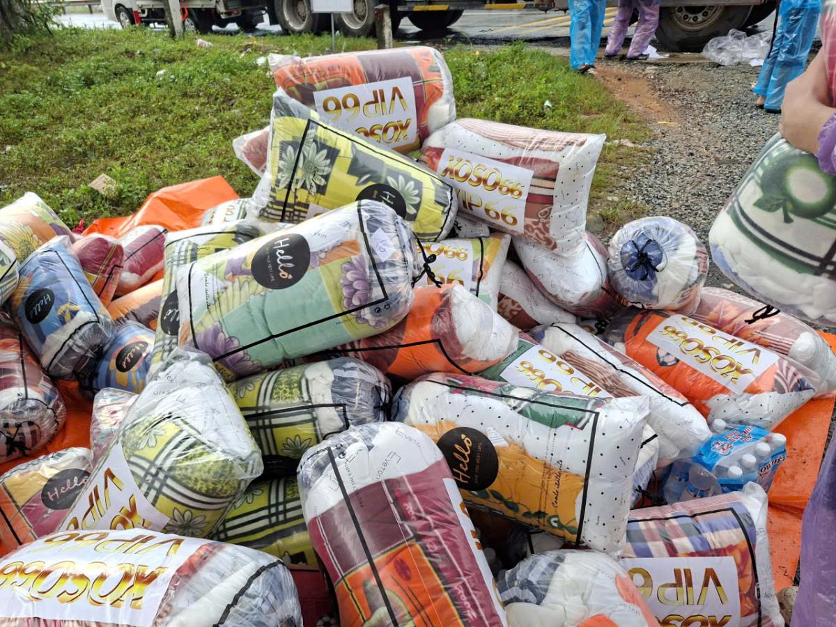 Hàng cứu trợ có nội dung quảng cáo cờ bạc được Công an xã Lộc An phát hiện.