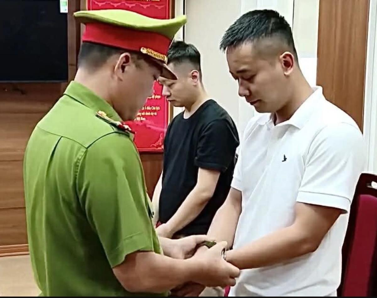 Hoa hậu Thùy Tiên, Nguyễn Thị Thái Hằng (Hằng Du Mục) và Phạm Quang Linh (Quang Linh Vlogs) trong 1 lần livestream quảng cáo, bán kẹo Kera trên mạng xã hội.