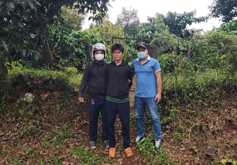 Đối tượng Nuar (giữa) bị bắt khi đang lẩn trốn tại xã Ia Tôr.