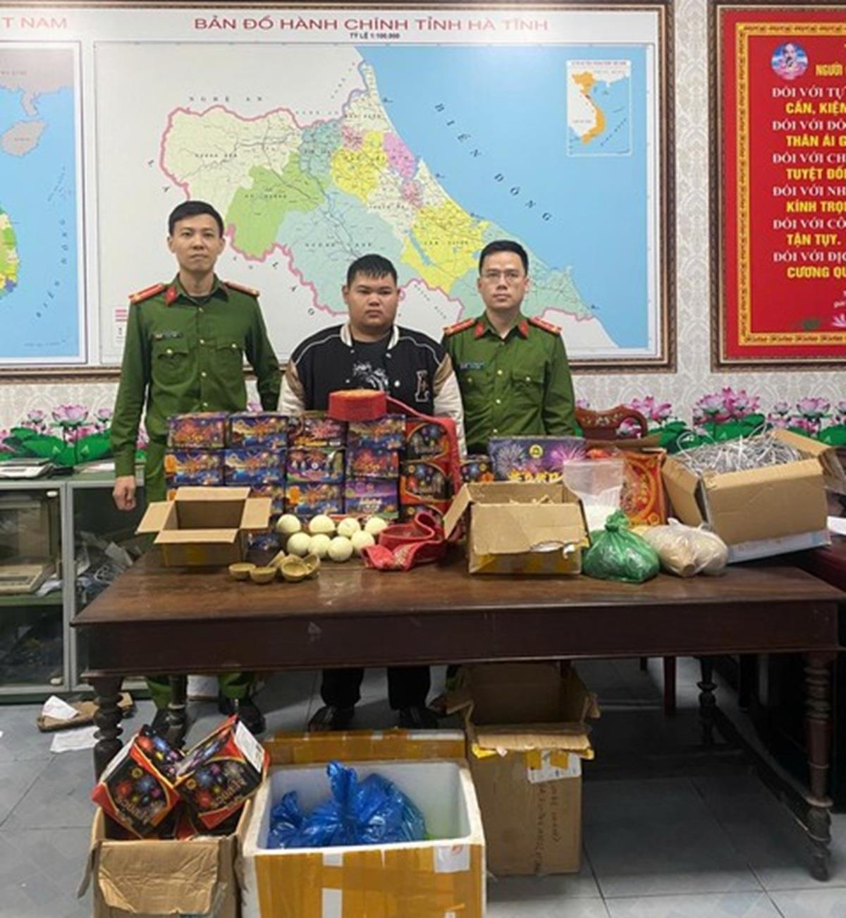 Ban Giám đốc Công an tỉnh Hà Tĩnh khen thưởng lực lượng tham gia phá thành công đường dây mua bán pháo qua không gian mạng