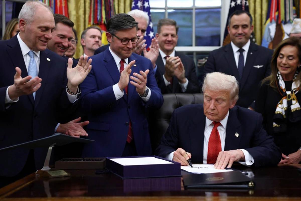 Tổng thống Mỹ Donald Trump ký luật chi tiêu tại Nhà Trắng. Ảnh: Reuters