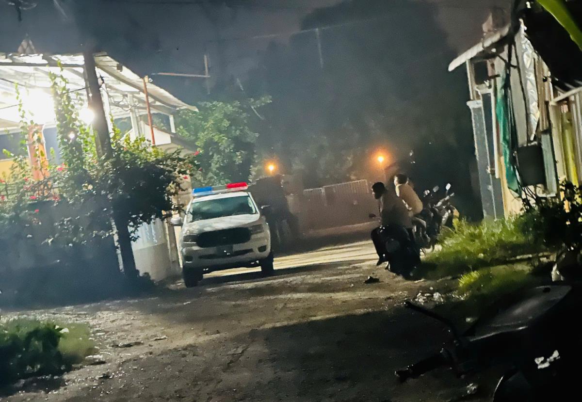 Cơ quan chức năng mặt tại một tiệm vàng trên địa bàn để tìm hiểu.