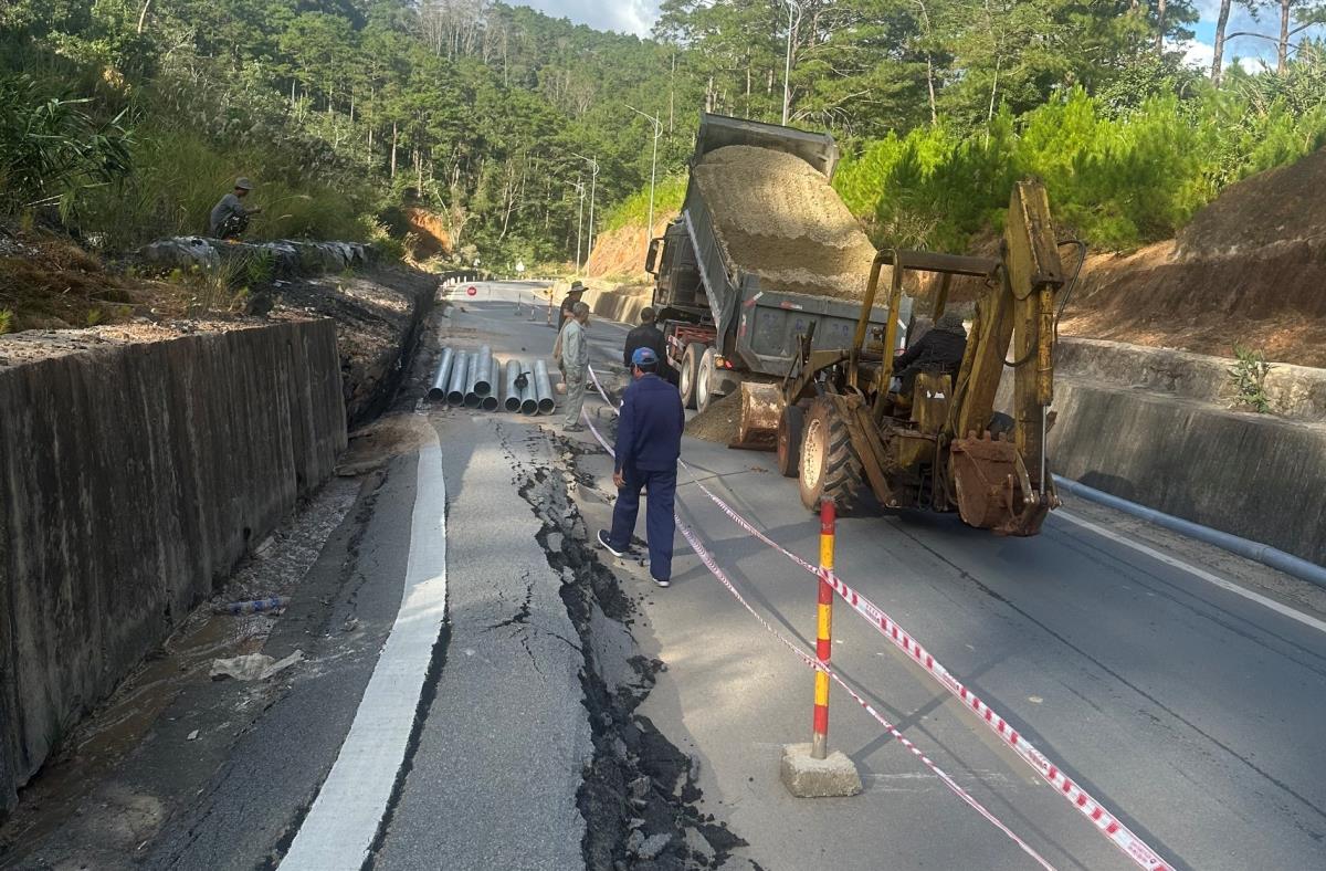 Đơn vị chức năng đang khẩn trương khắc phục sự cố nứt quốc lộ.