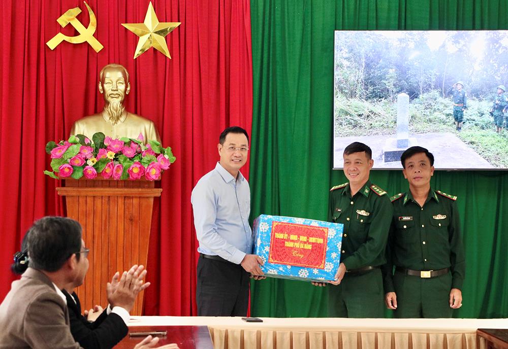 Bí thư Thành ủy Lê Ngọc Quang tặng quà động viên cán bộ chiến sĩ Đồn Biên phòng Đắc Pring.