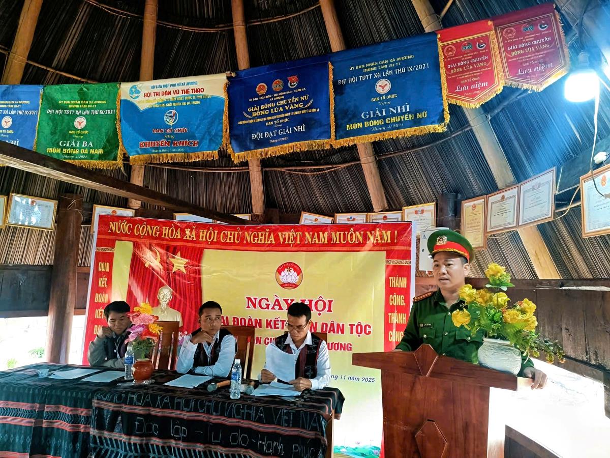 Công an xã khảo sát các điểm có nguy cơ sạt lở tại các thôn để tham mưu chính quyền có biện pháp khắc phục