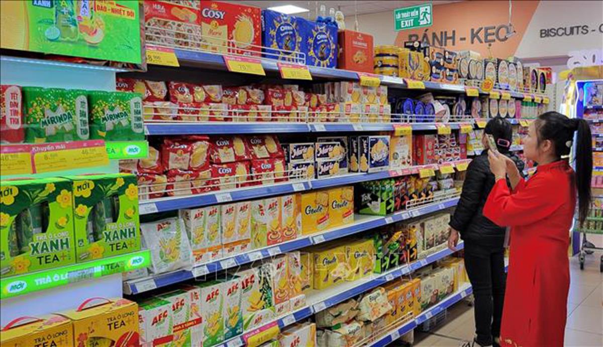 Hàng hóa thiết yếu được bán tại Siêu thị Co.op Mart Pleiku. Ảnh: TTXVN