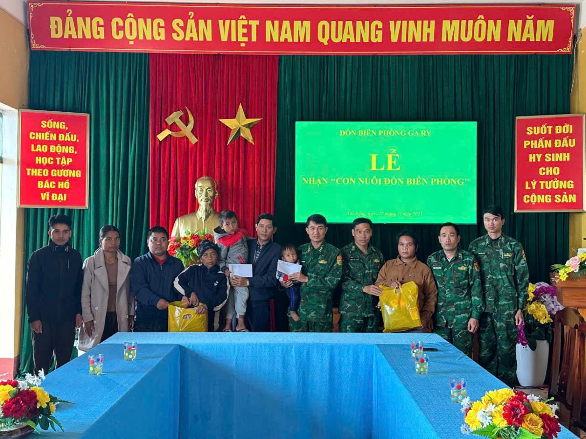 2 cháu trong vòng tay yêu thương của người thân và các chú Bộ đội Đồn Biên phòng Ga Ry.