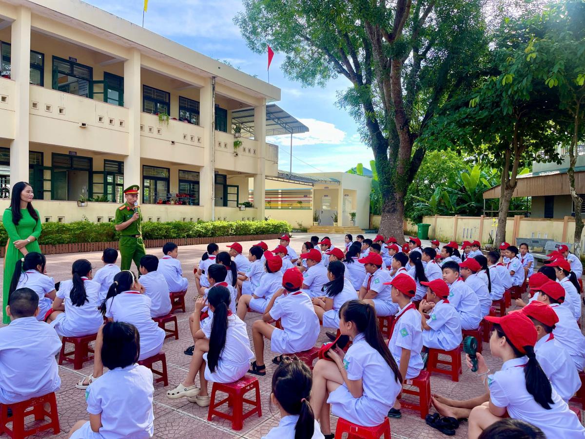 Công an phường Quảng Trị đến tận nhà làm căn cước cho người già yếu, bệnh nặng không đi lại được.