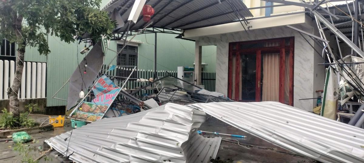 Cabin Trạm thu phí Tam Kỳ trên cao tốc Đà Nẵng - Quảng Ngãi bị lốc xoáy làm hư hỏng.