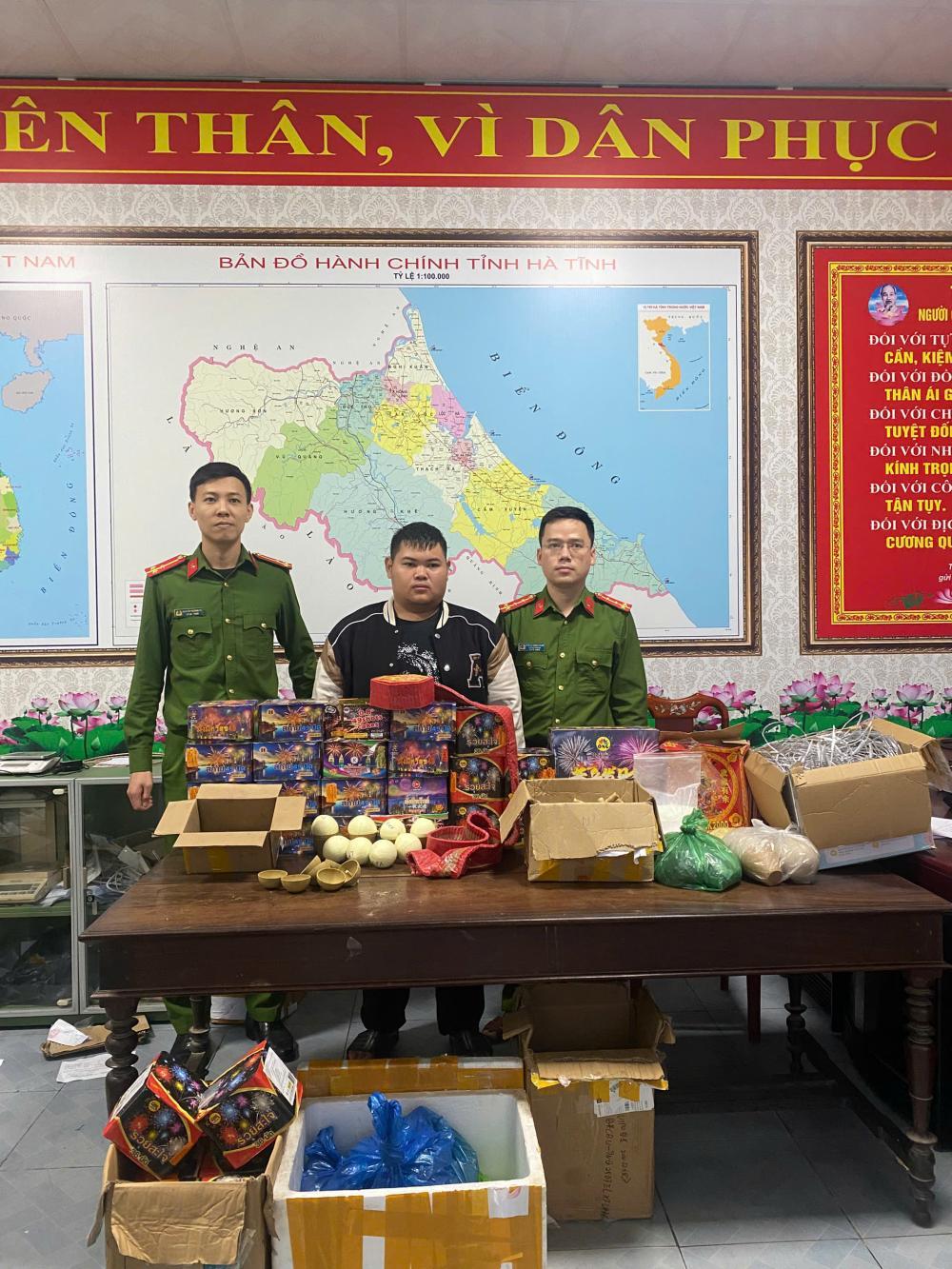 Các đối tượng trong đường dây buôn bán, vận chuyển pháo nổ bị Công an tỉnh Hà Tĩnh bắt giữ cùng tang vật.