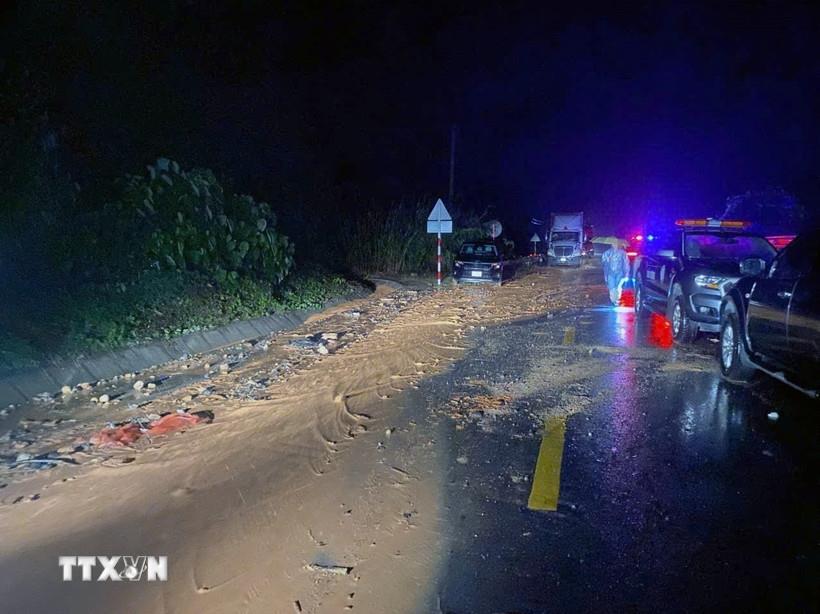 Chiếc xe khách chở 32 người gặp nạn trên đèo Khánh Lê đoạn qua địa phận tỉnh Khánh Hòa. (Ảnh: TTXVN phát)