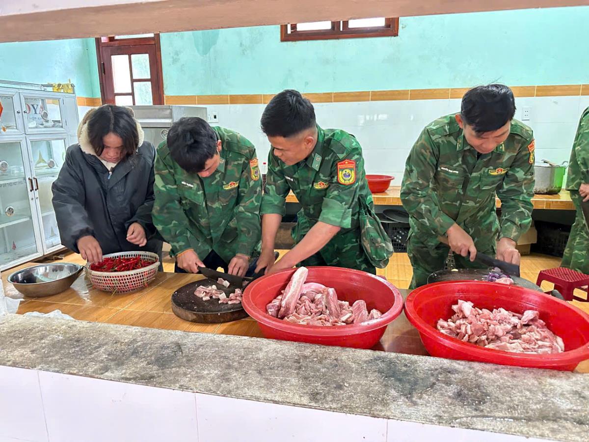 Biên phòng Đồn Ga Ry thăm khám sức khỏe cho người dân bị di dời.