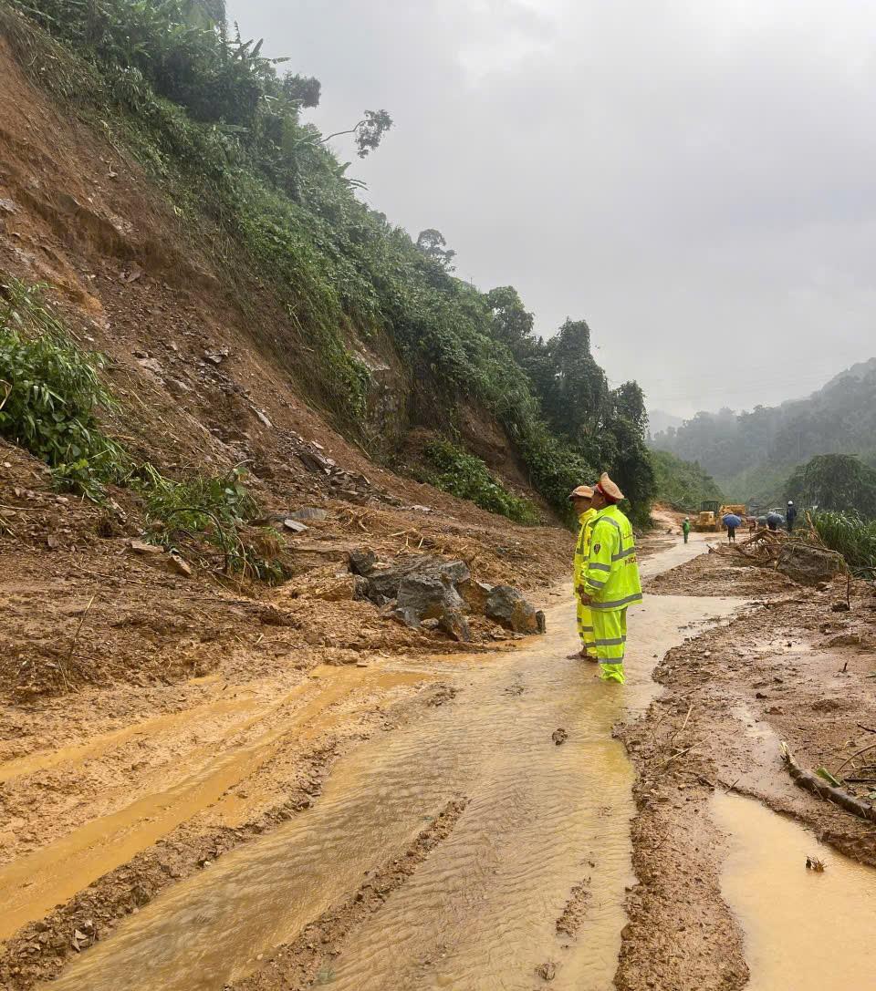 Lực lượng CSGT động viên, hỗ trợ người dân