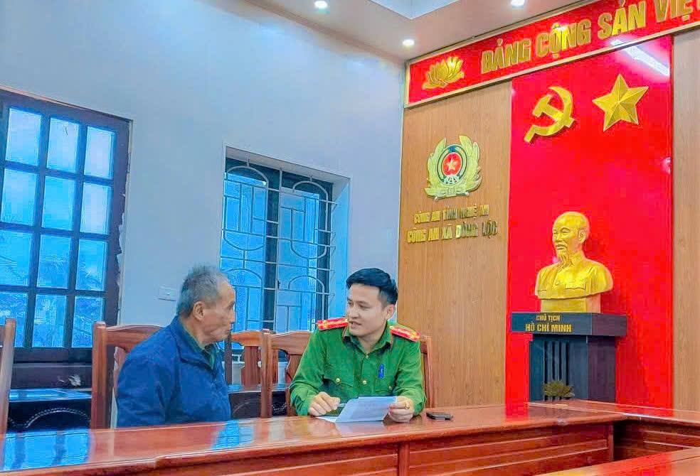 Cán bộ Công an xã Đông Lộc giải thích cho ông Q. biết về thủ đoạn lừa đảo.
