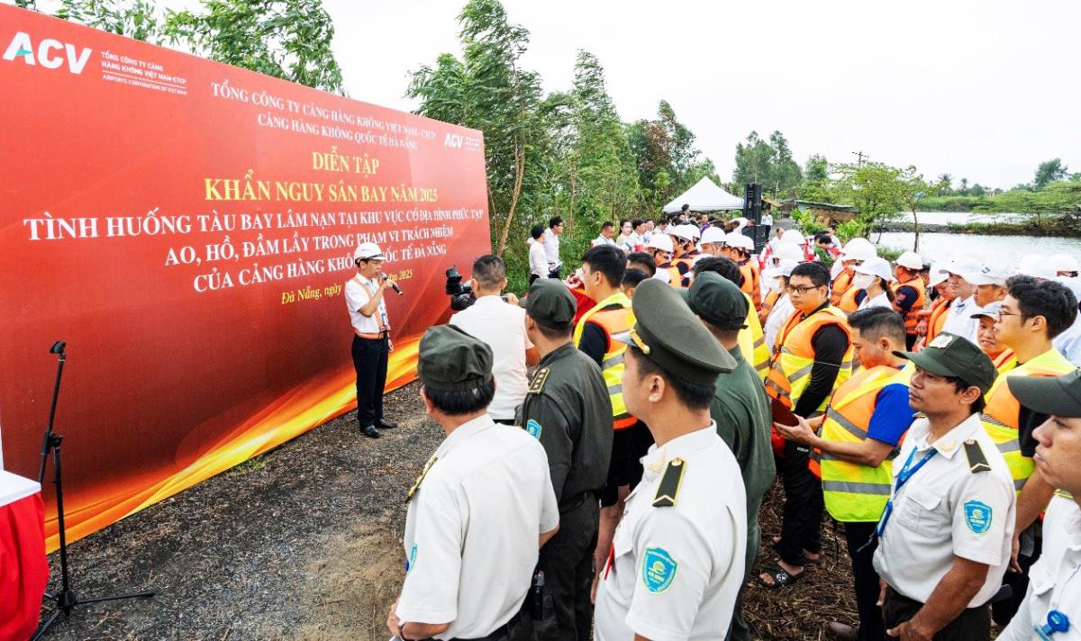 Sơ cứu ban đầu cho hành khách bị chấn thương.