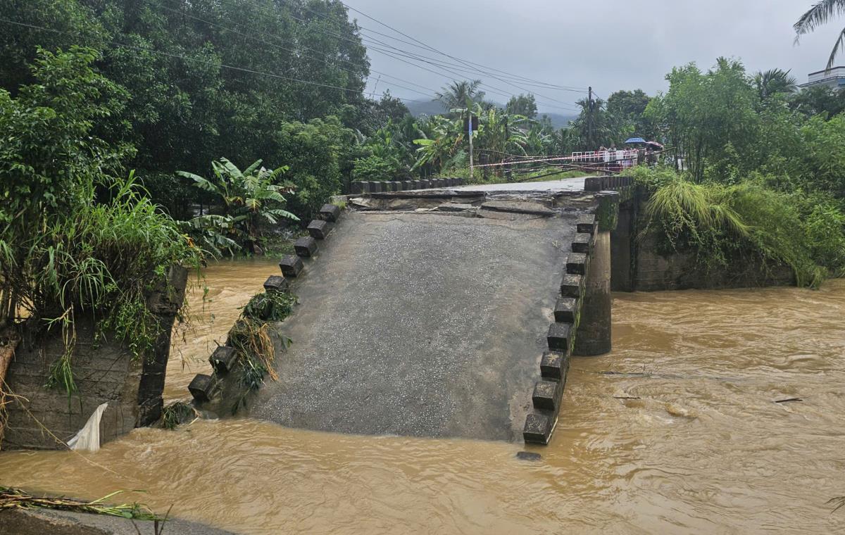 Xe máy bị nước, bùn đất vùi lấp.