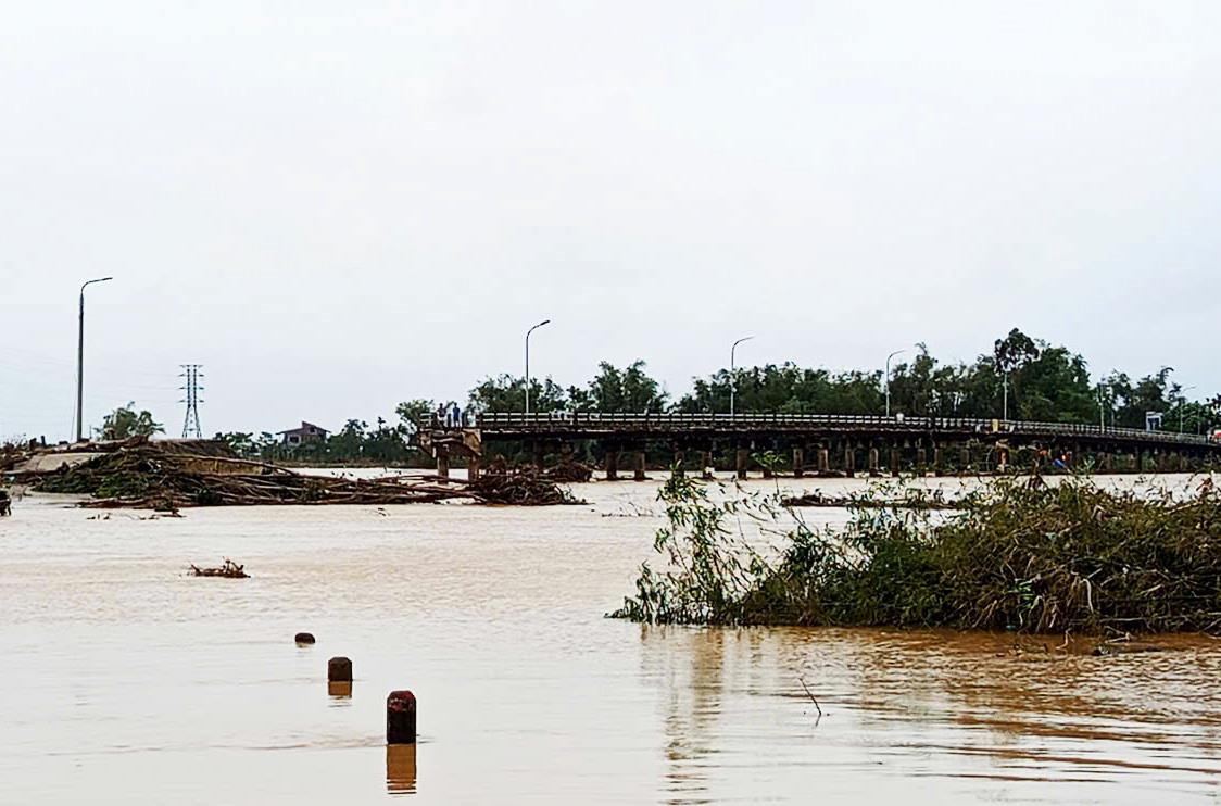 Phó Chủ tịch UBND TP Đà Nẵng Nguyễn Thị Anh Thi chỉ đạo công tác khắc phục, sửa chữa cầu Duy Phước.