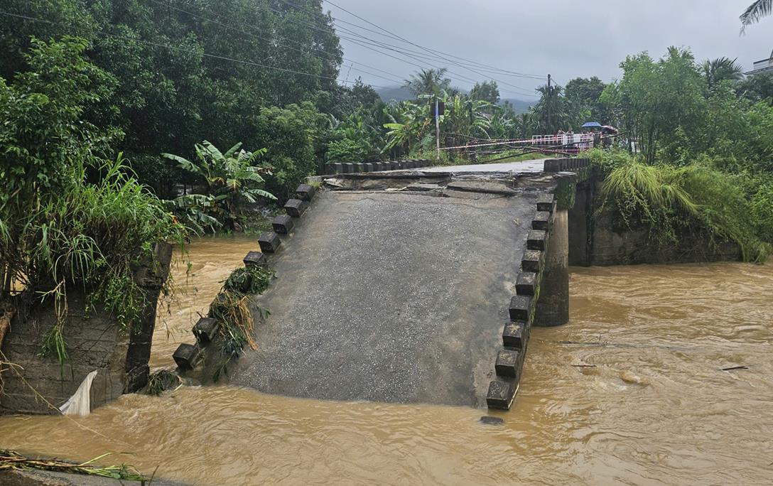 Nhiều người không thể về nhà sau khi cầu sập