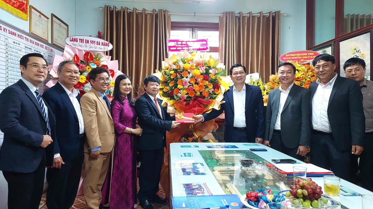 Phó Chủ tịch Thường trực HĐND TP Đà Nẵng Trần Phước Sơn thăm, chúc mừng Trường PT Hermann Gmeiner.