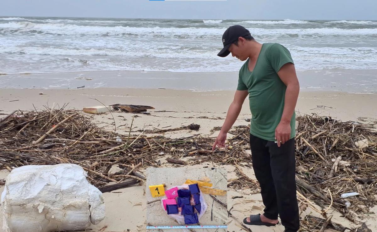 Anh Hòa chỉ vị trí phát hiện nhiều gói nghi chứa ma túy.