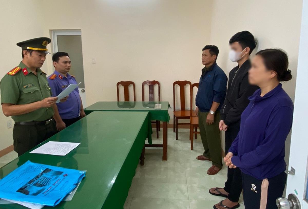 Cơ quan Công an khởi tố, bắt tạm giam L.T.P (đứng thứ 2 bên phải).