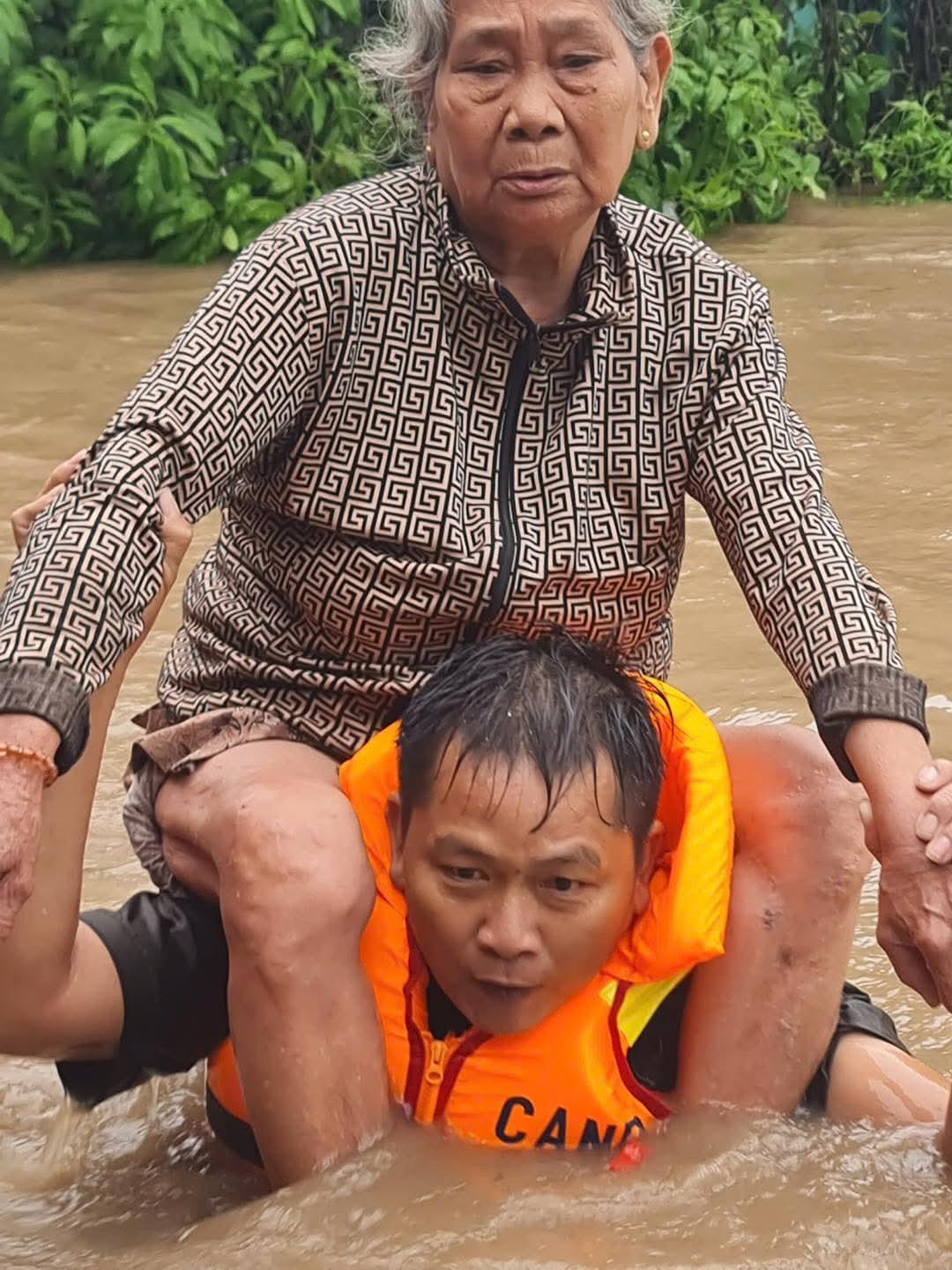 Lực lượng Công an di dời người dân vùng nguy hiểm đến nơi an toàn.