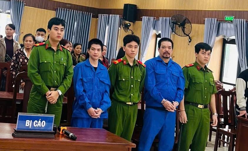 2 bị cáo Tuấn và Vinh trước tòa.