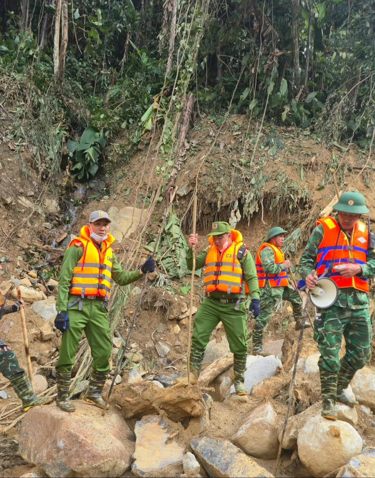 Các lực lượng chức năng vẫn quyết tâm vượt qua khó khăn tìm kiếm các nạn nhân dù thời tiết khu vực sạt lở phức tạp, khối lượng đất đá sạt lở rất lớn