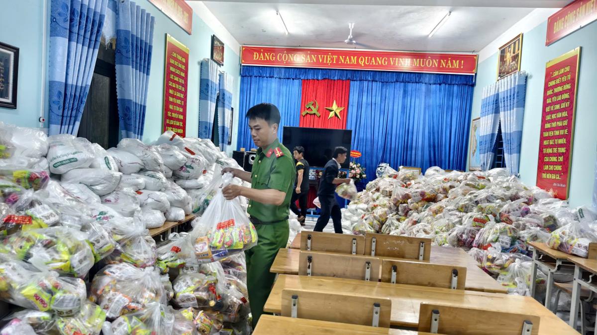 Công an xã A Vương phối hợp cùng các lực lượng bốc dỡ, chuyển hàng xuyên đêm để đưa đến bà còn nhân dân vùng còn bị chia cắt do mưa lũ