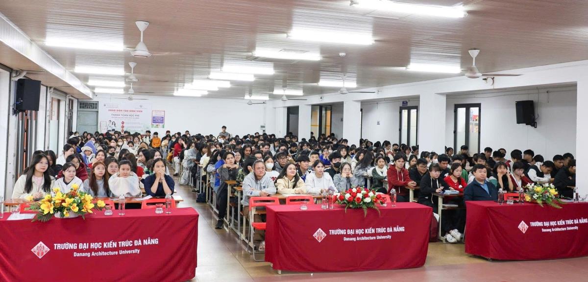 Hơn 500 sinh viên Trường ĐH Kiến trúc Đà Nẵng tham gia buổi tập huấn.