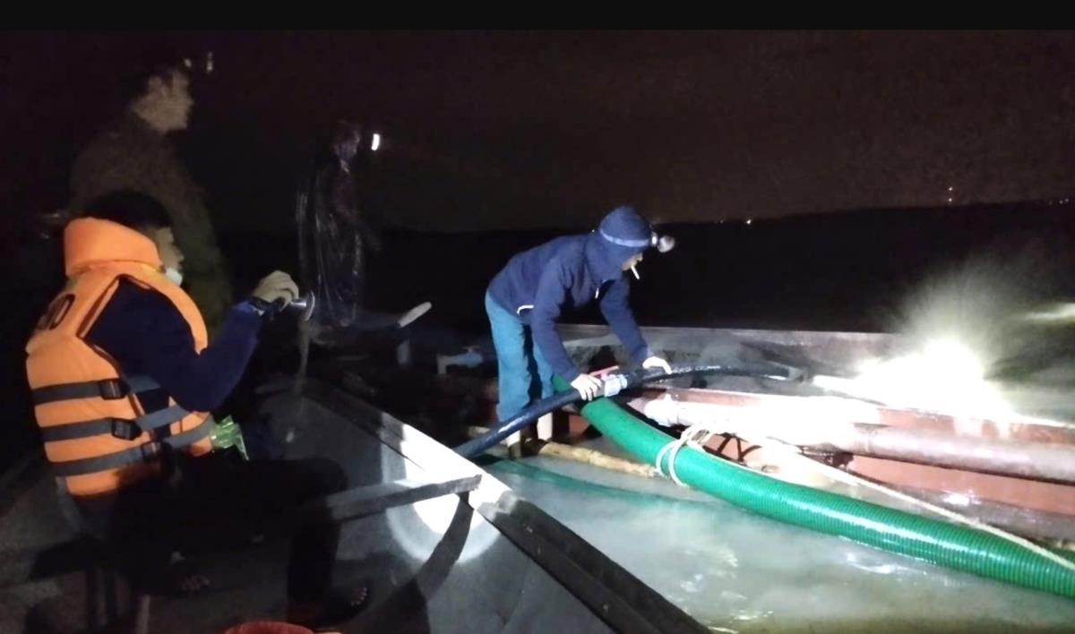 Một “cát tặc” bị Công an xã Quảng Ninh bắt giữ.