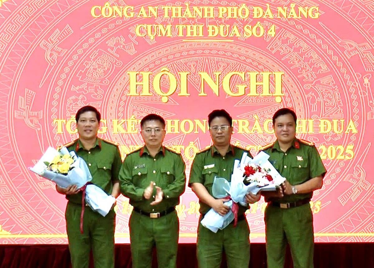 Đại tá Nguyễn Văn Tăng tặng hoa động viên Cụm thi đua số 4.