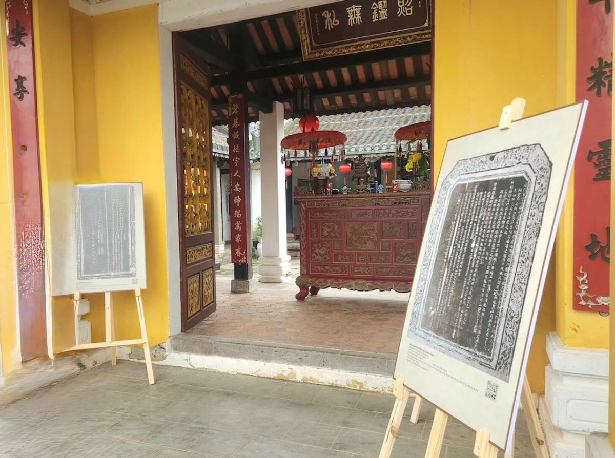 Trưng bày hình ảnh các thác bản văn bia tại đình Hội An.