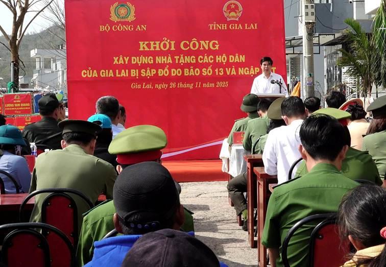 Thiếu tướng Nguyễn Hồng Nguyên tặng quà động viên lực lượng tham gia cứu hộ, cứu nạn trong đợt bão lũ vừa qua