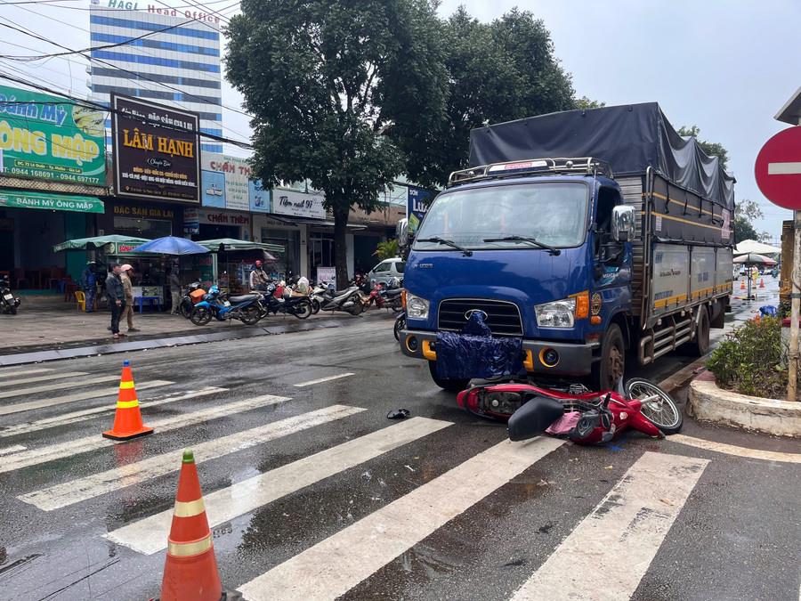 Xe ô-tô con bị biến dạng nặng sau vụ va chạm.