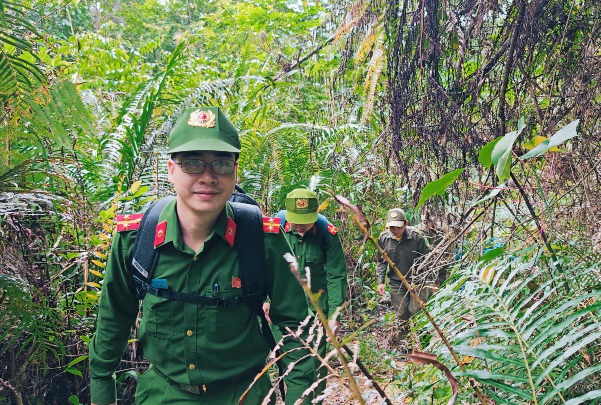 Đại úy Thủy "kể chuyện" phổ biến pháp luật cho bà con thôn Aur nằm giữa rừng nguyên sinh.