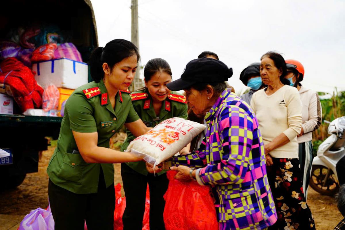 Tặng quà cho người khiếm thị và người già có hoàn cảnh khó khăn tại xã Phù Mỹ Tây, Gia Lai.