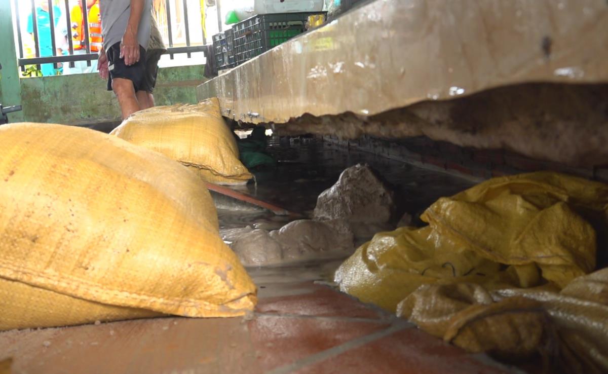 Lãnh đạo xã Thăng Điền đến động viên, yêu cầu các hộ dân không được về nhà ở để đảm bảo an toàn.