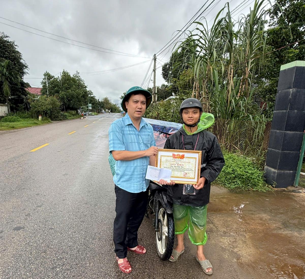 Chủ tịch UBND xã Hà Nha Mai Thanh Sang tặng Giấy khen cho ông Nguyễn Hồng Pháp.