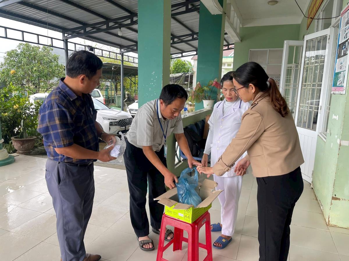 Phun hóa chất diệt khuẩn tại những nơi có nguy cơ bùng phát dịch bệnh.